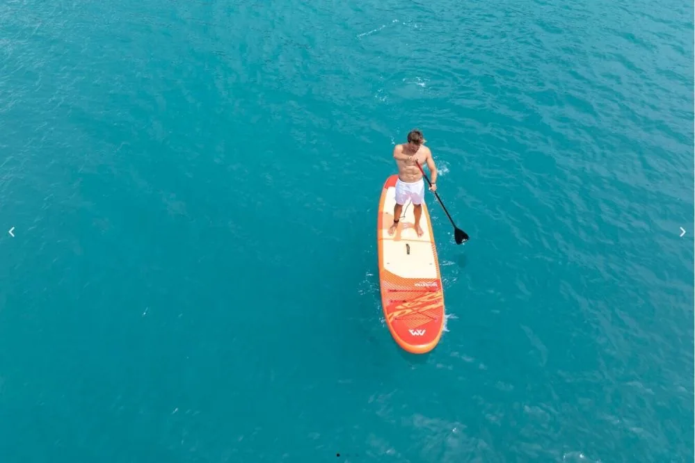 SUP-Board von oben auf klarem Wasser