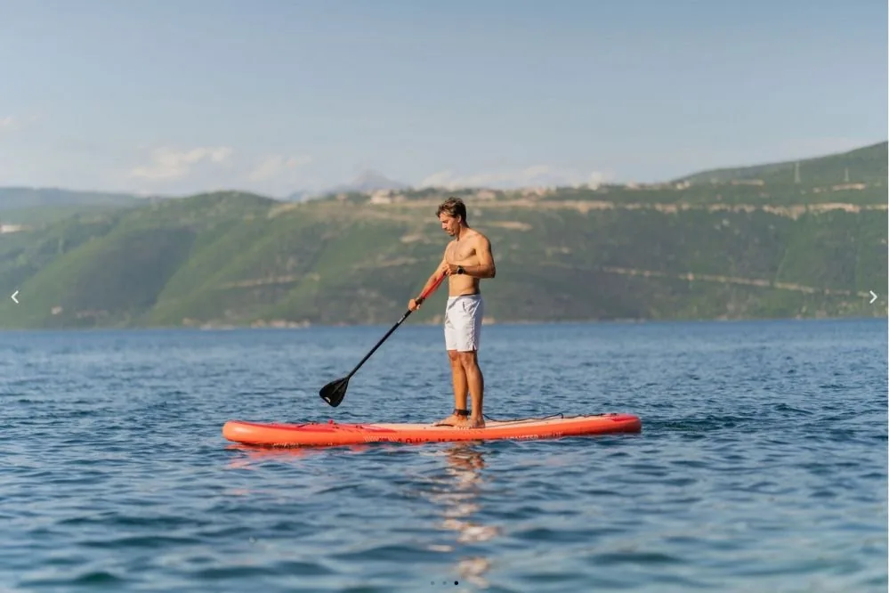 SUP paddeln auf ruhigem Meer